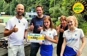 Lees meer over het artikel Hockey Dreams ontvangt cheque en hockeysticks